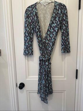 DIANE VON FURSTENBERG!100%SILK!Black Dress with Teal and White Fan Print!
